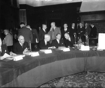 Ronde Tafel Conferentie , slotzitting in Ridderzaal, van links naar rechts Maars, Bestanddeelnr 903-6863