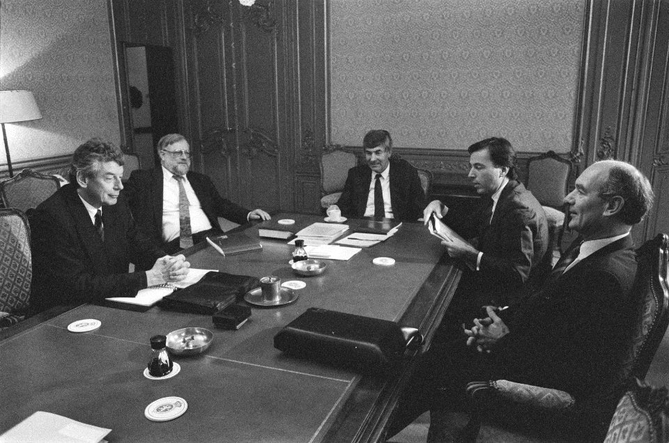 Rond de tafel v.l.n.r. Wim Kok, Thijs Wöltgens, Ruud Lubbers, Elco Brinkman en B, Bestanddeelnr 934-5036