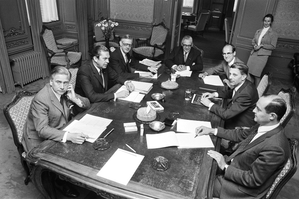 Rond de tafel v.l.n.r. Veringa (KVP), Biesheuvel (ARP), Udink (CHU), Geertsema (, Bestanddeelnr 924-5843