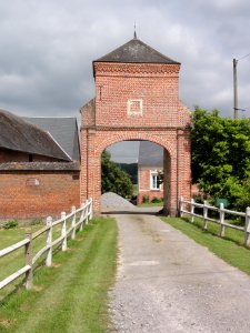 Romery (Aisne) porche-pigeonnier de ferme