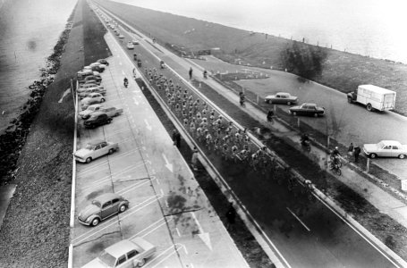 Ronde van Nederland, het peleton over de Afsluitdijk, Bestanddeelnr 917-7615
