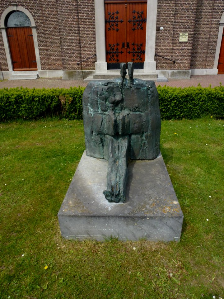 Roosteren (Echt-Susteren) sculptuur bij kerk