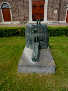 Roosteren (Echt-Susteren) sculptuur bij kerk