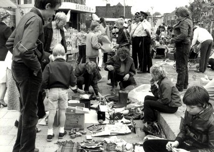 Rommelmarkt in de Soendastraat, georganiseerd door de wijkraad Indischebuurt-Zuid. Aangekocht in 1983 van fotograaf C. de Boer. - Negatiefnummer 22295 k 18 a. - Gepubliceerd in het Haarlems Dagblad va