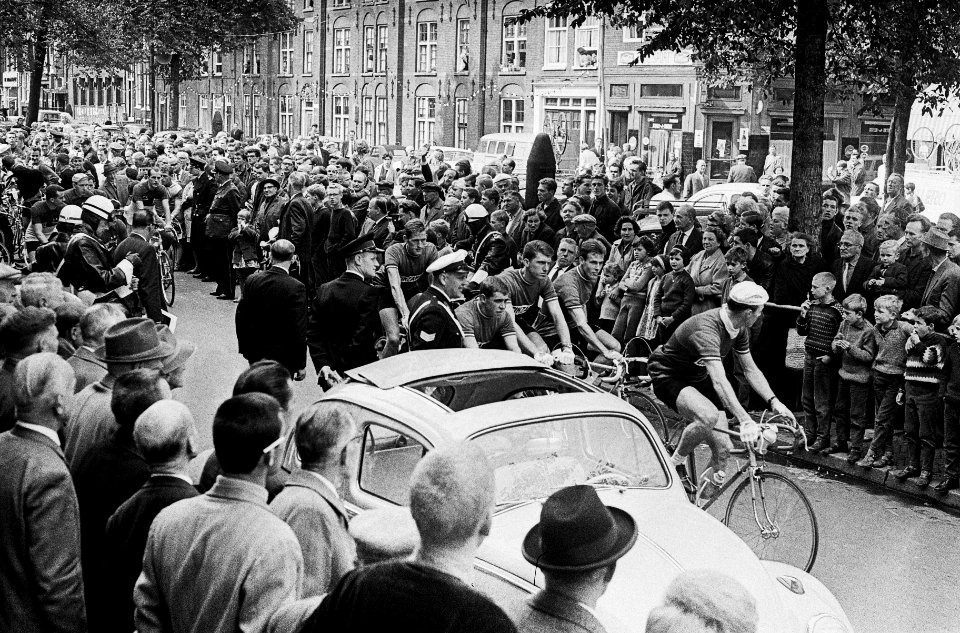 Ronde om het IJsselmeer voor amateurs in ploegverband in de feestende Jordaan t…, Bestanddeelnr 915-5042