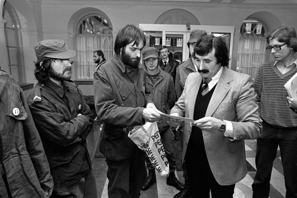 Ron den Harink overhandigt Harry van der Bergh (rechts, voorzitter Tweede Kamerc, Bestanddeelnr 931-8484