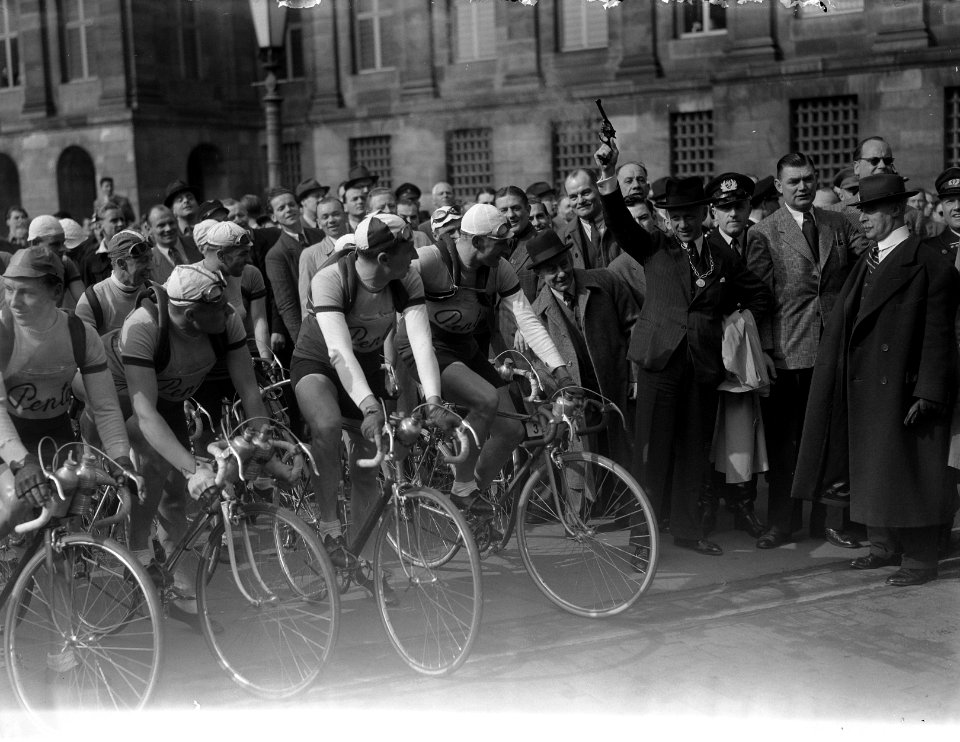 Ronde van Nederland. Burgemeester lost startschot, Bestanddeelnr 902-7059