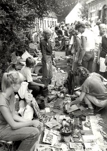 Rommelmarkt georganiseerd voor kinderen, tijdens de jaarlijkse feestweek te Santpoort. Aangekocht in 1983 van fotograaf C. de Boer. - Negatiefnummer 22166 k 27 a. - Gepubliceerd in het Haarl, NL-HlmNHA 54013171