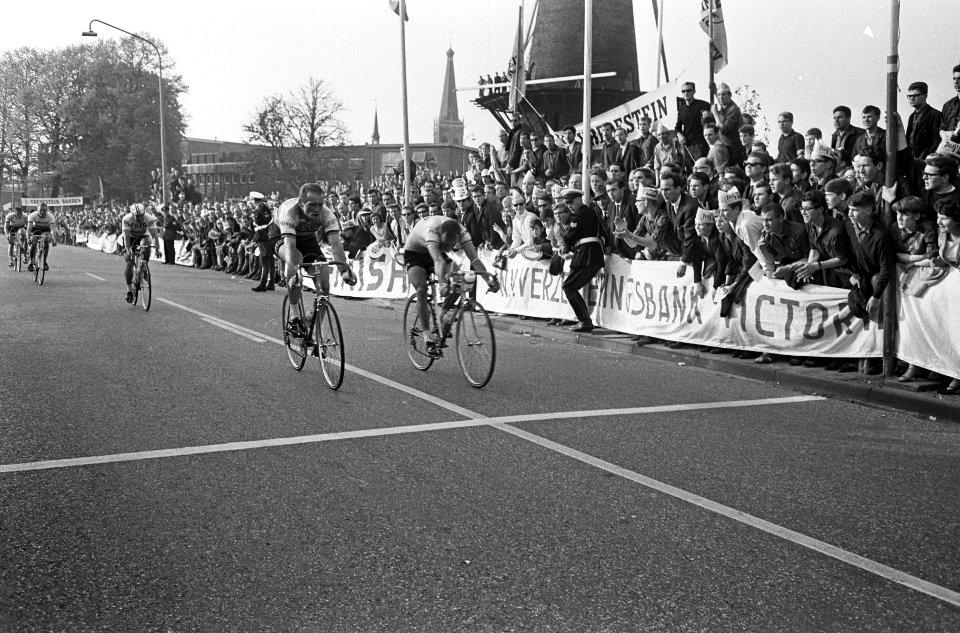 Ronde van Nederland, finish te Doetinchem, de Belg Kerckhove (rechts) gaat als e, Bestanddeelnr 917-7653