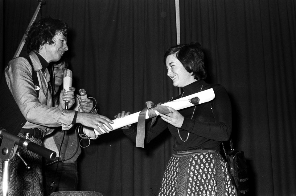Rooie Vrouwendag in Amsterdam mevrouw Van de Merwe (l) (vice-voorzitter Rooie V, Bestanddeelnr 927-6738