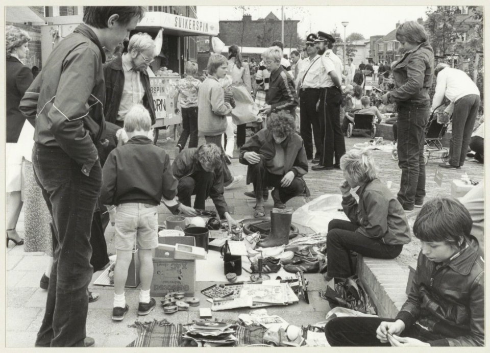 Rommelmarkt in de Soendastraat, georganisserd door de wijkraad Indischebuurt-Zuid. NL-HlmNHA 54013116