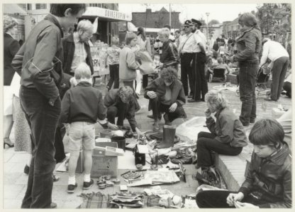 Rommelmarkt in de Soendastraat, georganisserd door de wijkraad Indischebuurt-Zuid. NL-HlmNHA 54013116