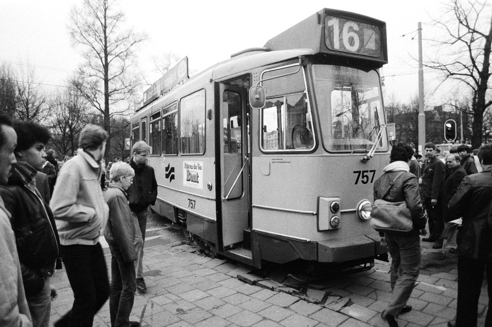 Rond half vijf ontspoorde op het Amsterdamse Weteringcirc tramlijn 16 in de rich, Bestanddeelnr 931-2327