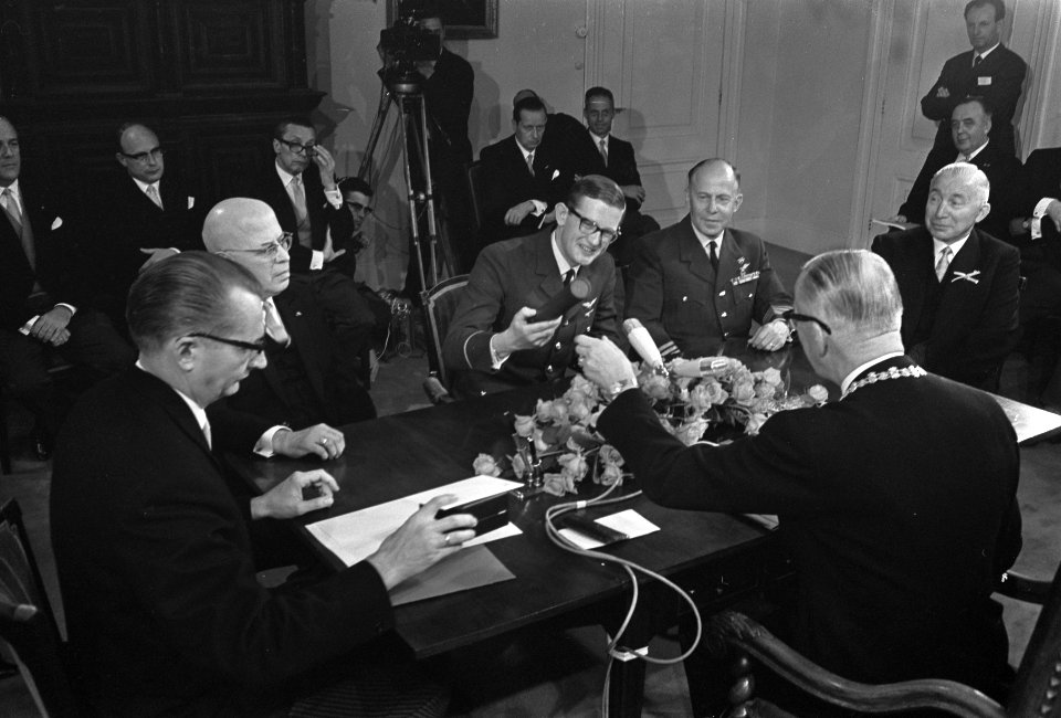 Rond de tafel vlnr. een bode, L. Beel, mr. Pieter van Vollenhoven (met een koker, Bestanddeelnr 921-2716