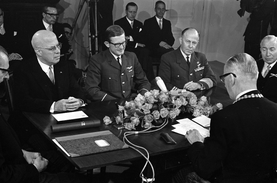 Rond de tafel vlnr. een bode, L. Beel, mr. Pieter van Vollenhoven, A.B. Wolff, w, Bestanddeelnr 921-2717