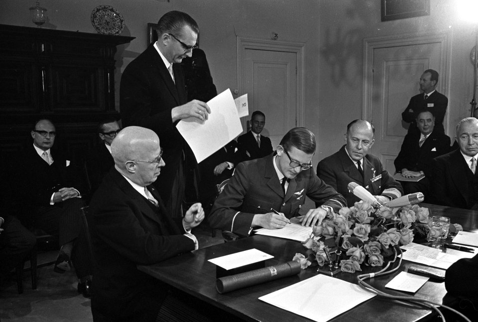 Rond de tafel vlnr. L. Beel, mr. Pieter van Vollenhoven (die de geboorteakte tek, Bestanddeelnr 921-2713
