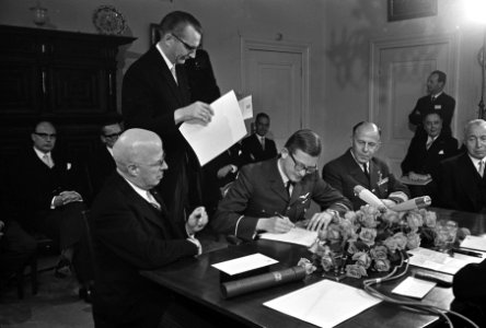 Rond de tafel vlnr. L. Beel, mr. Pieter van Vollenhoven (die de geboorteakte tek, Bestanddeelnr 921-2713