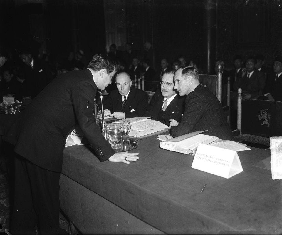 Ronde Tafel Conferentie , slotzitting in Ridderzaal, Drees, Van Roijen , Prinsen, Bestanddeelnr 903-6862