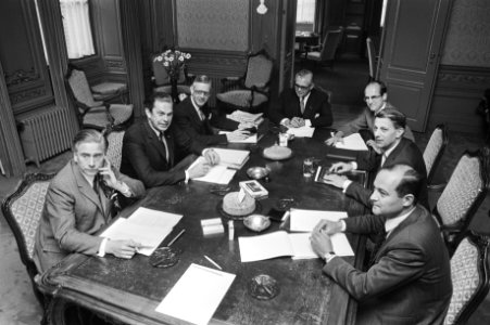 Rond de tafel v.l.n.r. Veringa (KVP), Biesheuvel (ARP), Udink (CHU), Geertsema (, Bestanddeelnr 924-5842