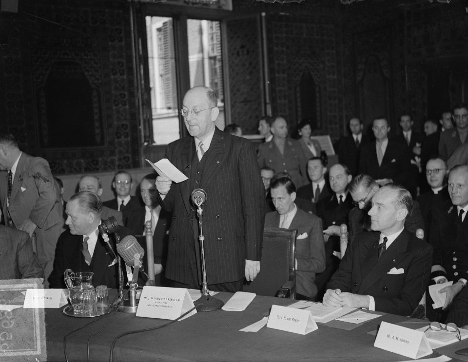 Ronde Tafel Conferentie , rede Minister Maarseveen met Van Roijen en Minister St, Bestanddeelnr 903-5623