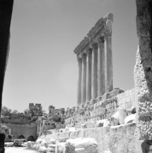 Romeinse zuilengalerij van de Jupiter tempel in Baalbek, Bestanddeelnr 255-6484