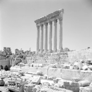Romeinse zuilengalerij van de Jupiter tempel in Baalbek, Bestanddeelnr 255-6487