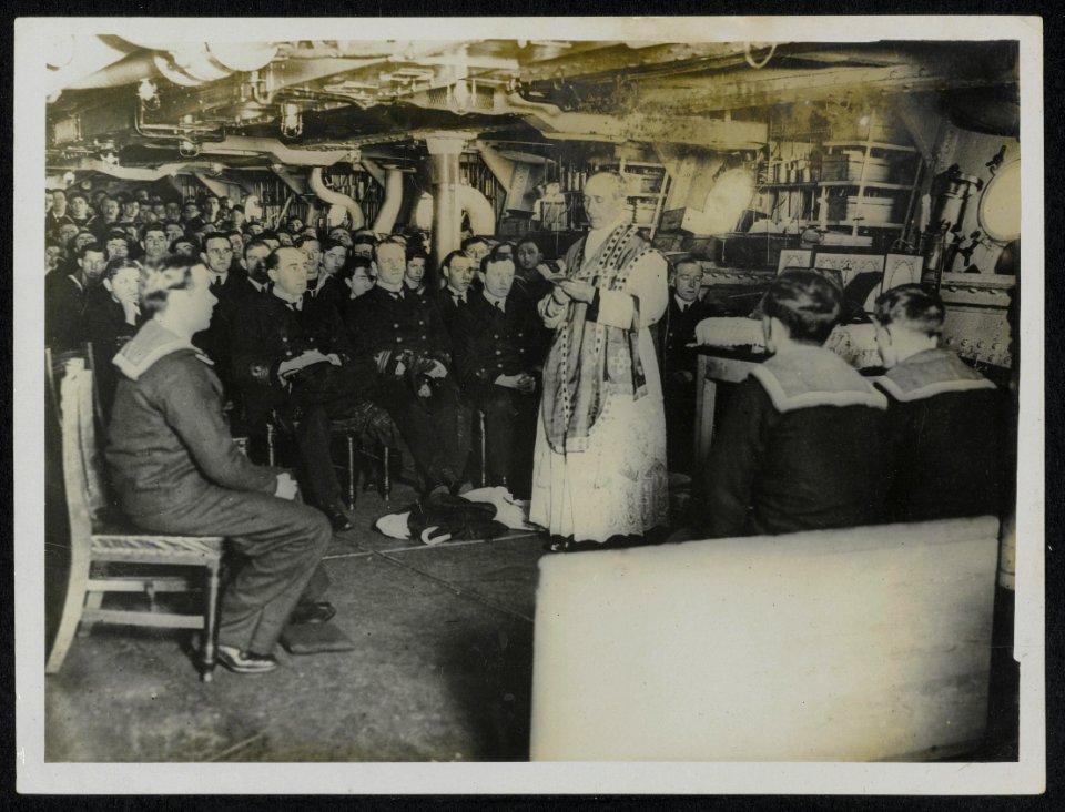 Roman Catholic priest holding Mass on one of the mess decks in a battleship, Bestanddeelnr 158-0788
