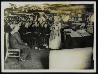 Roman Catholic priest holding Mass on one of the mess decks in a battleship, Bestanddeelnr 158-0788