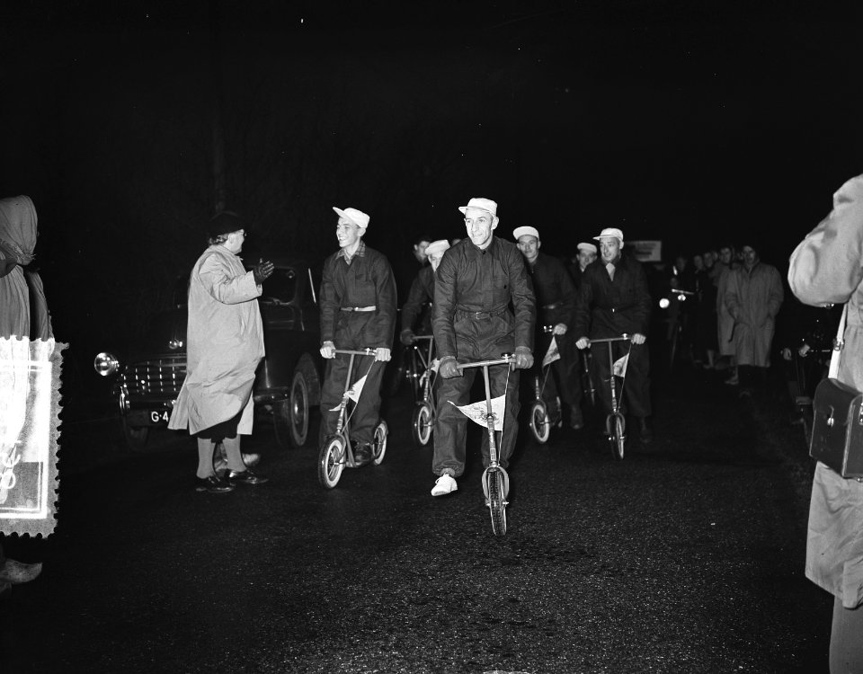 Ronde om IJsselmeer op autopeds. Het begon met een weddenschap, een zuivelarbeid, Bestanddeelnr 906-8458