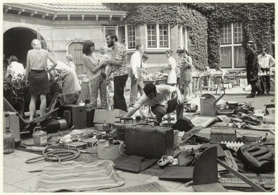 Rommelmarkt gehouden op het terrein van het Coen Cuserhuis (voormalig weeshuis) aan de Olieslagerslaan. NL-HlmNHA 54031162