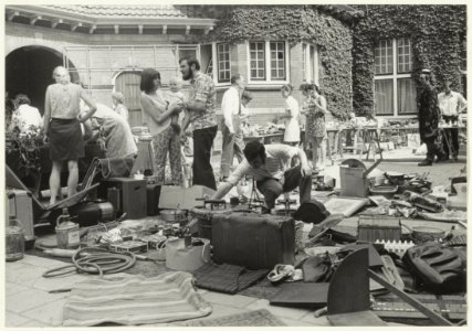 Rommelmarkt gehouden op het terrein van het Coen Cuserhuis (voormalig weeshuis) aan de Olieslagerslaan. NL-HlmNHA 54031162