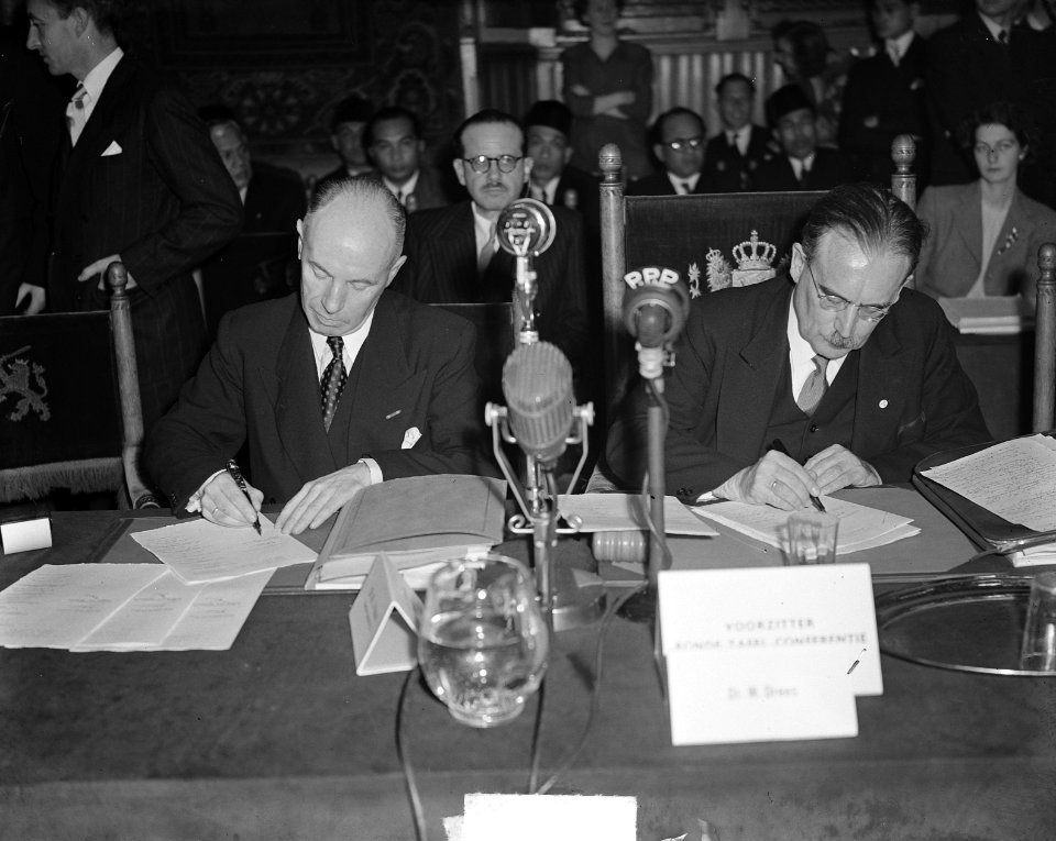 Ronde Tafel Conferentie , slotzitting in Ridderzaal, Dr. Drees en Dr. Prinsen te, Bestanddeelnr 903-6866