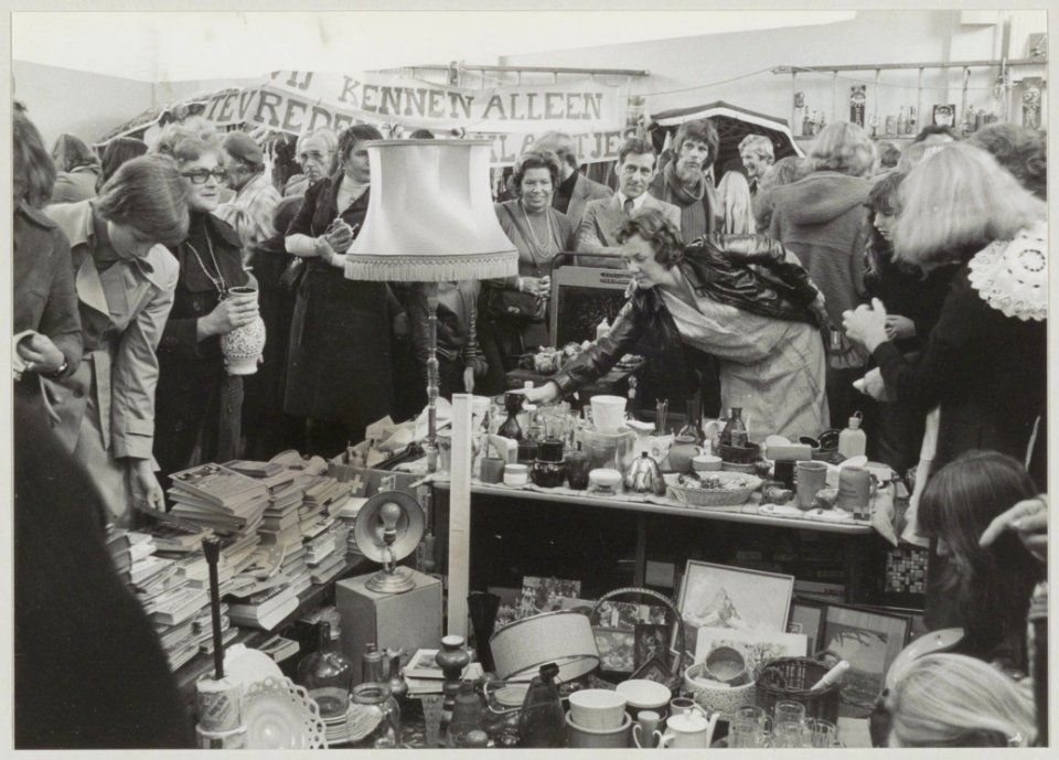 Rommelmarkt terherdenking van 50 jaar katholiek onderwijs, Sint Theresiaschool,aan de Dennenweg 50, NL-HlmNHA 54009640