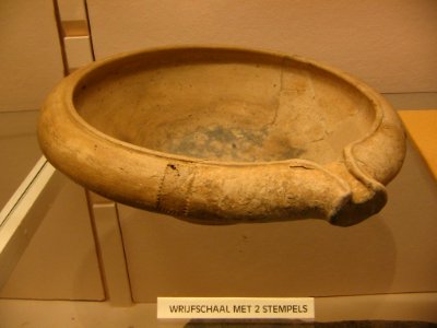 Romeinse wrijfschaal met twee stempels in het Leudalmuseum, Haelen 001