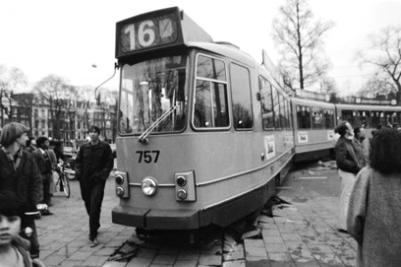 Rond half vijf ontspoorde op het Amsterdamse Weteringcirc tramlijn 16 in de rich, Bestanddeelnr 931-2326