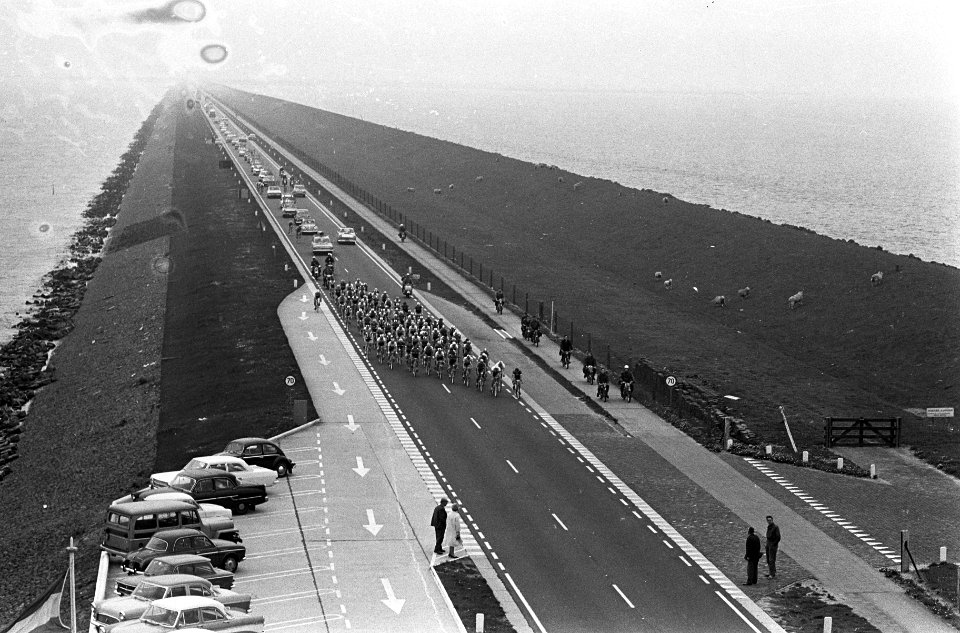 Ronde van Nederland, de wielrenners op de Afsluitdijk, Bestanddeelnr 917-7618