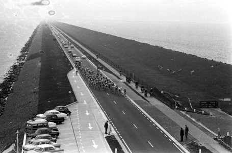 Ronde van Nederland, de wielrenners op de Afsluitdijk, Bestanddeelnr 917-7618