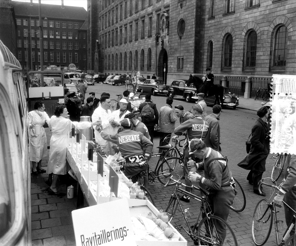Ronde van Nederland , renners bij start, Ploeg Nescafé bij ravitaillering, Bestanddeelnr 907-0899