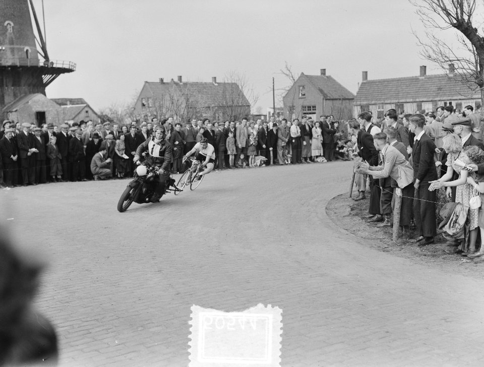 Ronde van Etten achter Molner, Bestanddeelnr 905-0544