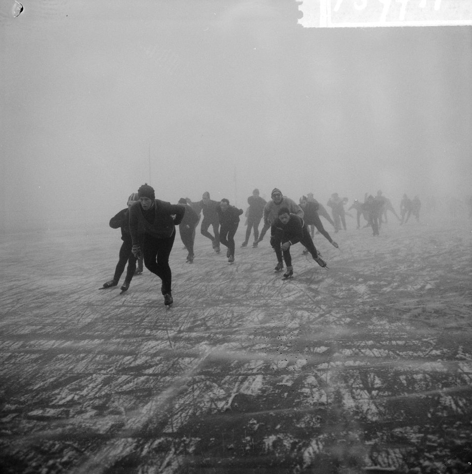 Ronde van Loosdrecht op de schaats, de kopgroep in een zeer dikke mist, Bestanddeelnr 915-9711