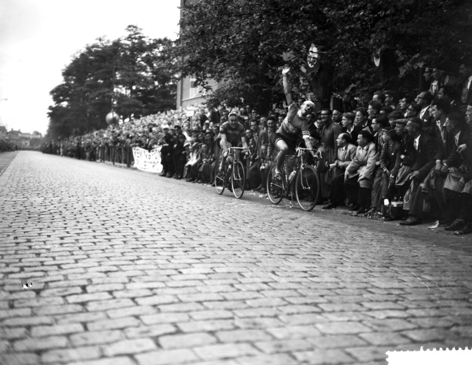 Ronde van Chaam voor profs en onafhankelijken, finish Leo Van de Pluym gaat juic, Bestanddeelnr 910-5703