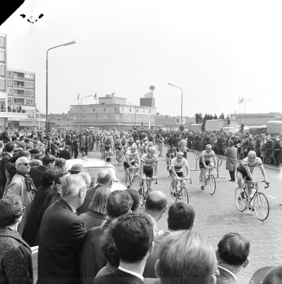 Ronde van Nederland, start te Amstelveen, overzicht midde Jan Janssen (met zonne, Bestanddeelnr 917-7559