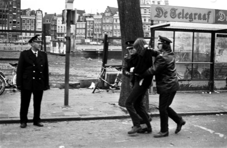 Rooien van bomen voor CS in Amsterdam verhinderd door leden van actiegroep Nieuw, Bestanddeelnr 927-6343