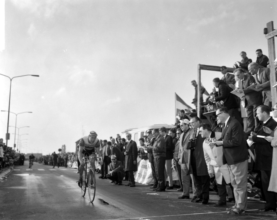 Ronde van Nederland , Finish Helmond Peter Post (2e), Bestanddeelnr 915-1554