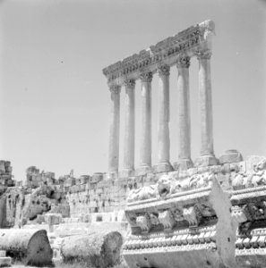 Romeinse zuilengalerij van de Jupiter tempel in Baalbek, Bestanddeelnr 255-6486