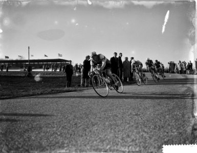 Ronde van de Bosbaan verreden, kop Piet Van Damen aan kop Piet Damen , de winnaa, Bestanddeelnr 910-2486