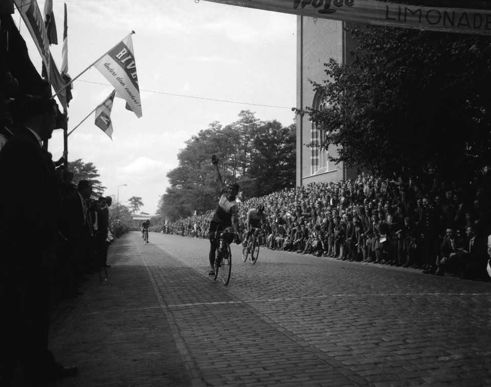 Ronde van Chaam voor profs en amateurs, finish amateurs no 1 C van Dienst , tw, Bestanddeelnr 909-7657
