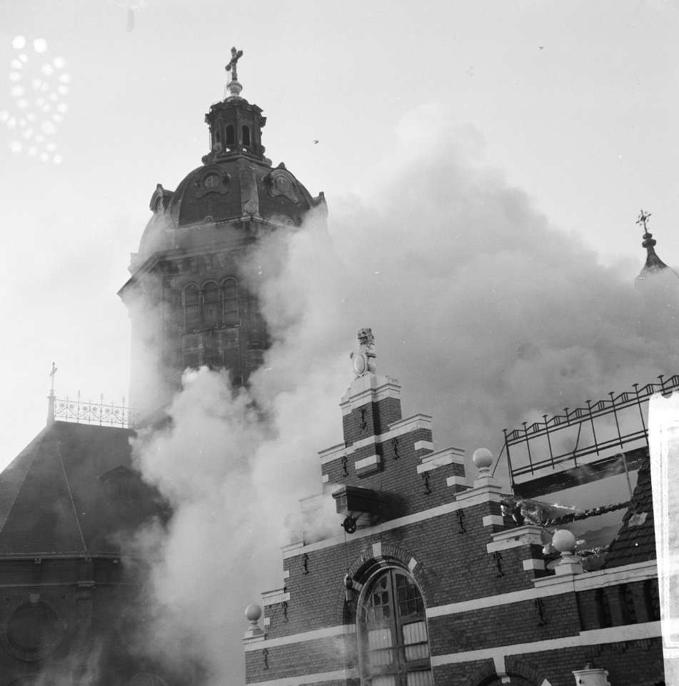 Rook die uit het brandende gebouw afkomstig is en de achterliggende Sint Nicolaa, Bestanddeelnr 918-4087