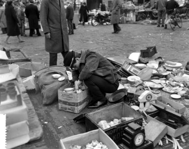 Rommelmarkt op het Waterlooplein te Amsterdam, Bestanddeelnr 912-2230