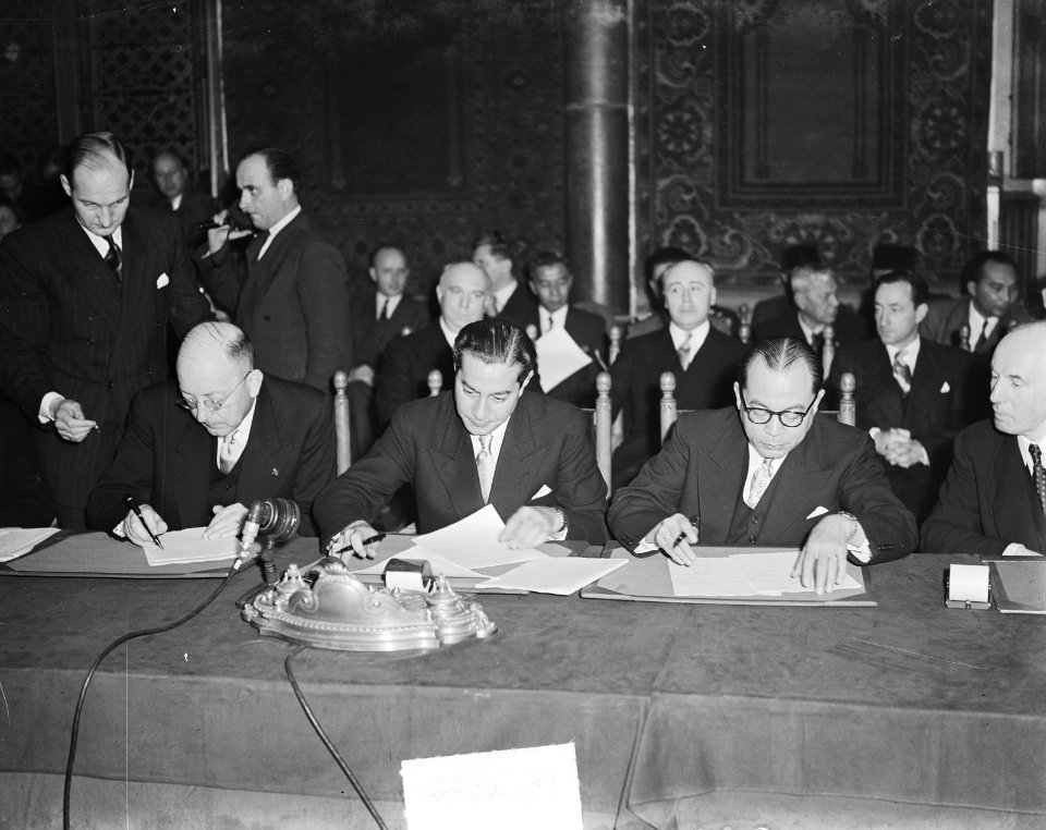 Ronde Tafel Conferentie , slotzitting in Ridderzaal, tekenen door Maarseveen, Ha, Bestanddeelnr 903-6865